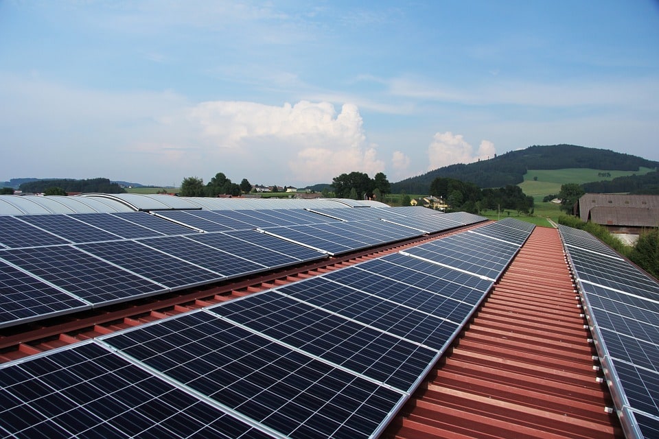 Carport solaire : l'alternative discrète aux panneaux en toiture